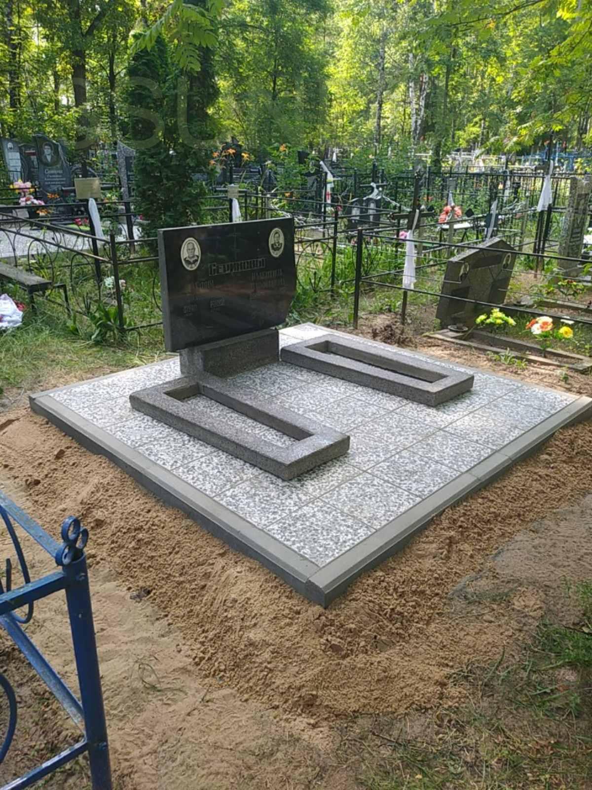 гранитный памятник на могилу